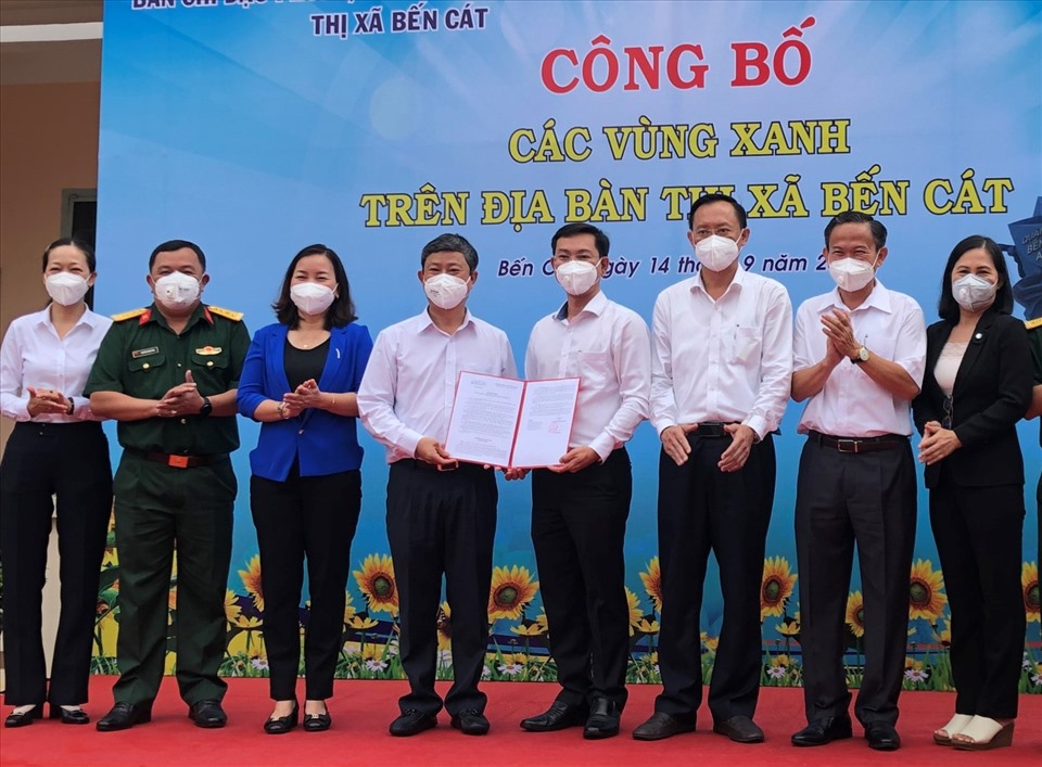 Ông Võ Văn Minh - Chủ tịch UBND tỉnh Bình Dương trao quyết định công bố các vùng xanh cho thị xã Bến Cát.