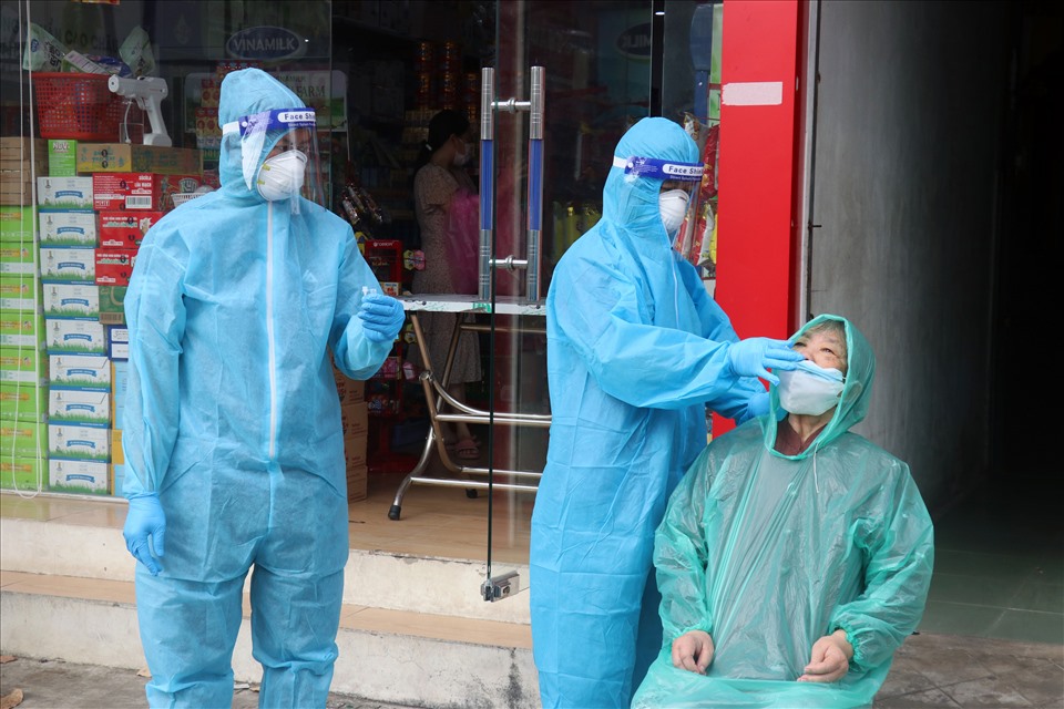 Điều y bác sĩ hỗ trợ Hà Tiên thực hiện phòng chống dịch là hành động thiết thực của tỉnh Kiên Giang trong việc quán triệt chỉ đạo của Thủ tướng về phòng chống dịch COVID-19. Ảnh: LHH