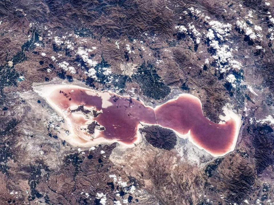 Phi hành gia Liu Boming chụp ảnh hô Urumiye - Hồ nước mặn lớn thứ hai trên thế giới. Ảnh Liu Boming/