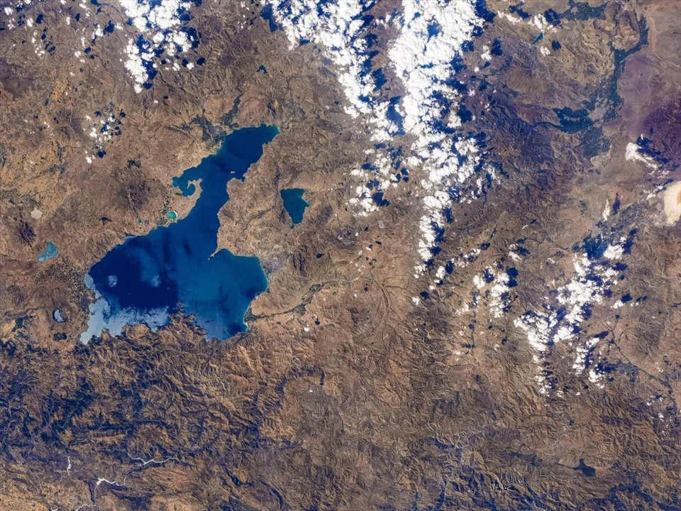 Nhìn từ không gian, hồ van ở sơn nguyên Anatolian trông giống như một con phượng hoàng đang bay thẳng lên bầu trời.