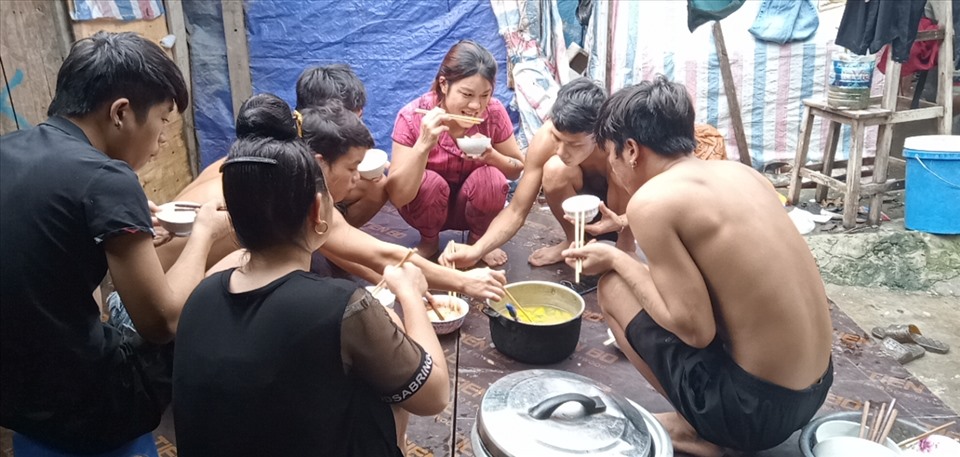 Một trong những bữa cơm của 17 người lao động quê Sơn La đang gặp khó khăn ở Hà Nội do COVID-19. Ảnh: NVCC