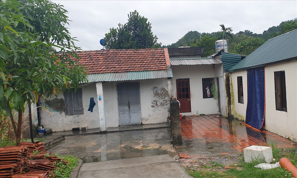 Ngôi nhà của ông Anh đã xuống cấp nghiêm trọng và cứ mưa to là ngập. Ảnh: Nguyễn Hùng