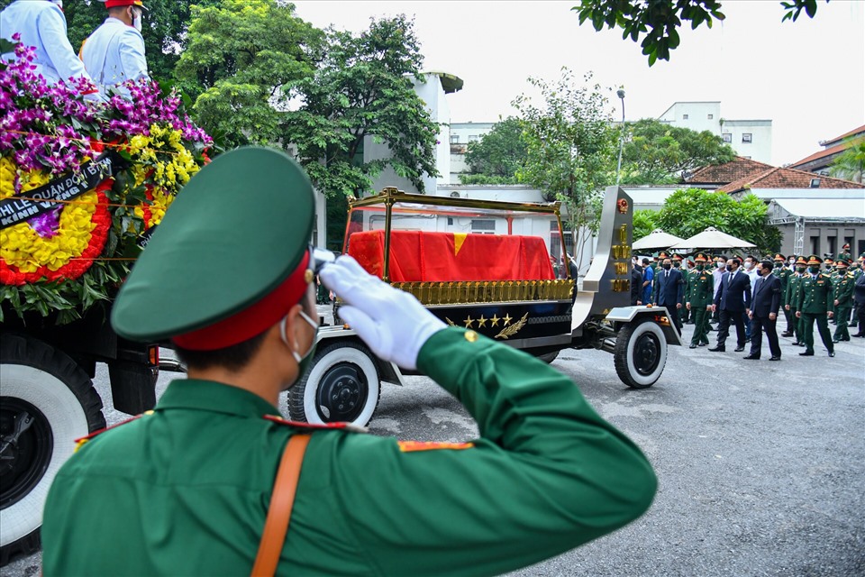Xe tang đưa linh cữu Đại tướng Phùng Quang Thanh rời Nhà Tang lễ Quốc gia. Ảnh Hải Nguyễn