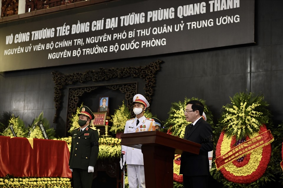 Phó Thủ tướng Thường trực Chính phủ Phạm Bình Minh đọc điếu văn tại Lễ truy điệu Đại tướng Phùng Quang Thanh. Ảnh Hải Nguyễn