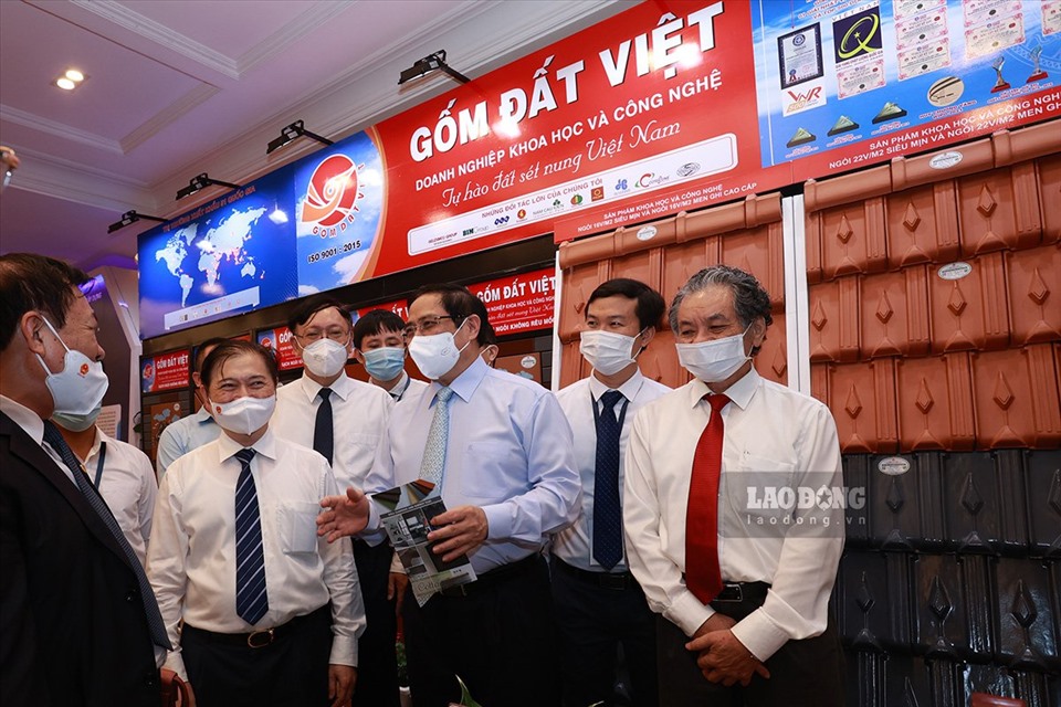 Thủ tướng và các đại biểu tham quan triển lãm thành tựu khoa học và công nghệ. Ảnh: Hải Nguyễn