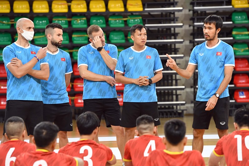 Huấn luyện viên Phạm Minh Giang xốc lại tinh thần cho các cầu thủ. Ảnh: VFF