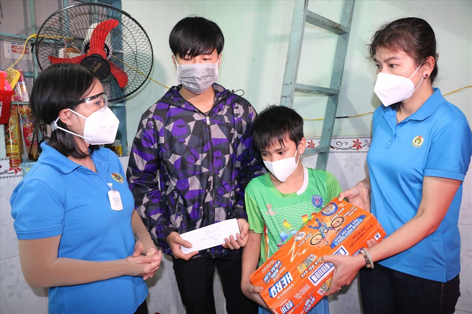 LĐLĐ tỉnh Bình Dương hỗ trợ 2 cháu mồ côi mẹ ở phường Thuận Giao, TP Thuận An. Ảnh: Hoàng Trung