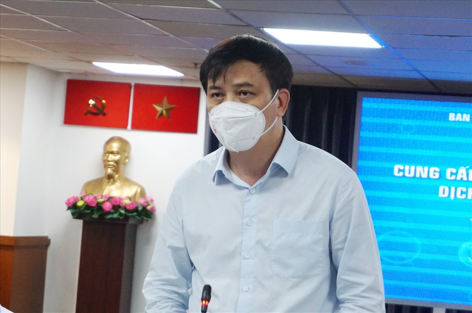 Phó Chủ tịch UBND TPHCM Lê Hòa Bình thông tin tại buổi họp báo.  Ảnh: Minh Quân