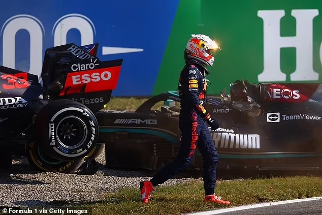 Verstappen nhận nhiều chỉ trích sau hành động này. Ảnh: F1.