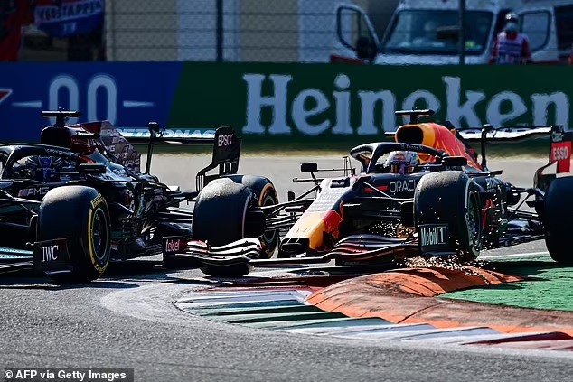 Khoảnh khắc so kè của Hamilton và Verstappen ở GP Italia. Ảnh: AFP.