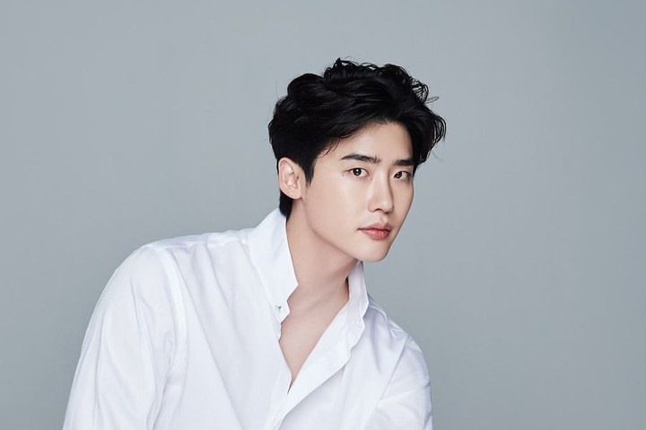 Theo truyền thông Hàn thống kê, khối tài sản ròng của Lee Jong Suk hiện lên đến 50 triệu USD.