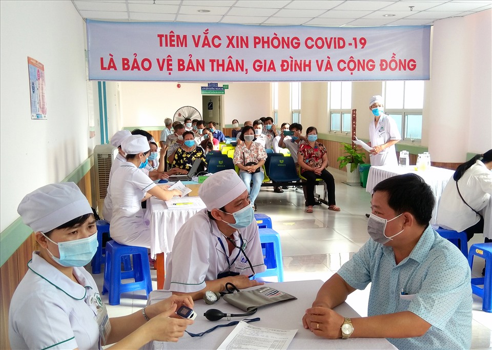 Trong lúc dịch COVID-19 diễn biến phức tạp và nguy hiểm thì việc tiêm vaccine COVID-19 ở An Giang vừa ít vừa chậm. Ảnh: LT