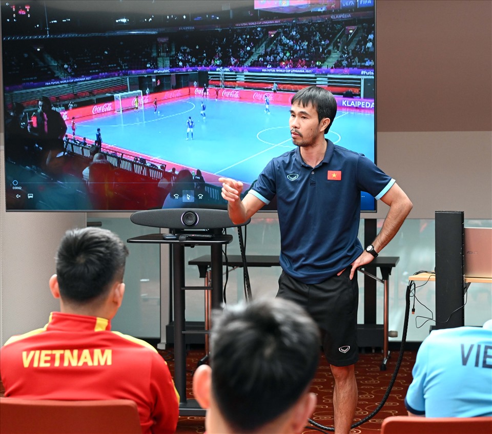Huấn luyện viên Phạm Minh Giang phân tích chiến thuật cho các cầu thủ. Ảnh: VFF