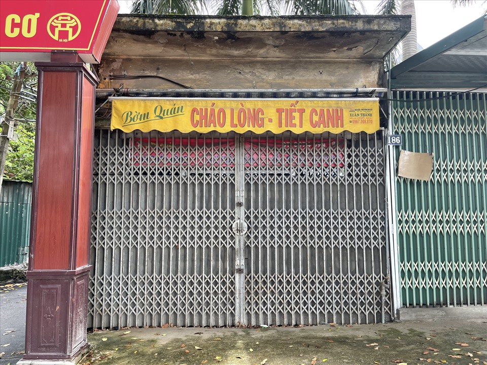 Trái ngược với không khí tấp nập tại quận Cầu Giấy, Long Biên, tại quận Nam Từ Liêm các hàng quán vẫn đóng cửa im lìm, dù có thông báo được hoạt động trở lại.