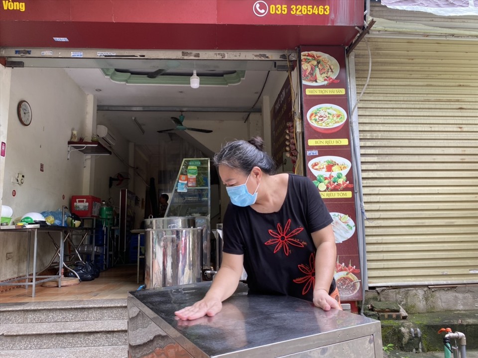 Trần Thị Mai (chủ cửa hàng bún trên đường Cốm Vòng) cho hay cửa hàng đã chuẩn bị từ tối qua và công việc chuẩn bị phải mất đến vài ngày do đóng cửa đã lâu.