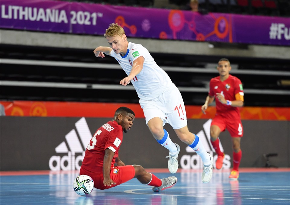 Tuyển futsal Panama (áo đỏ) bộc lộ nhiều điểm yếu sau trận thua 1-5 trước Cộng hòa Czech. Ảnh: FIFA