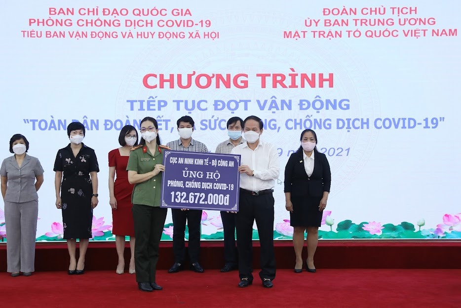 Tổng Thư ký UBTƯ MTTQ Việt Nam Lê Tiến Châu tiếp nhận ủng hộ.