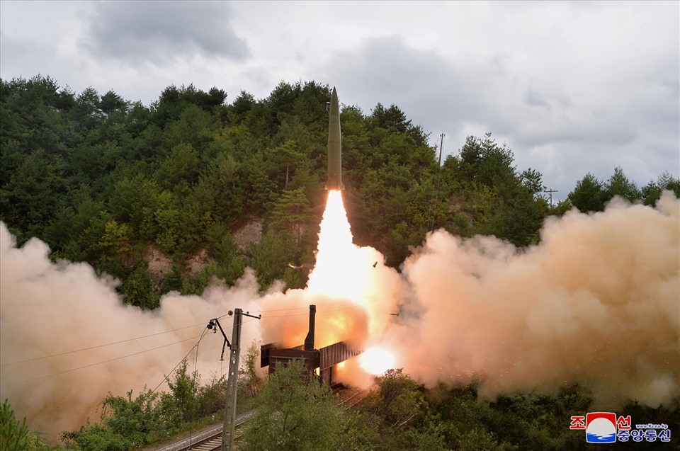 KCNA đưa tin ngày 16.9, tên lửa đạn đạo mới của Triều Tiên phóng từ tàu hỏa đã bay 800km và đánh trúng mục tiêu ở vùng biển phía đông Triều Tiên. Vụ phóng tên lửa ngày 15.9 của Triều Tiên do một trung đoàn tên lửa phóng từ tàu hỏa thực hiện. Đơn vị này được thành lập vào đầu năm nay.