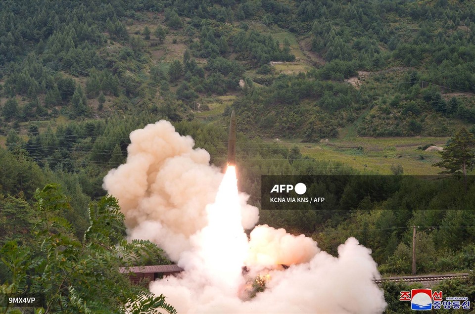 Hình ảnh vụ phóng tên lửa mới nhất của Triều Tiên do truyền thông nhà nước công bố cho thấy tên lửa phóng đi từ trên một đoàn tàu đỗ trên đường ray ở khu vực miền núi. Theo quân đội Hàn Quốc, tên lửa của Triều Tiên được phóng từ trung tâm Yangdok.