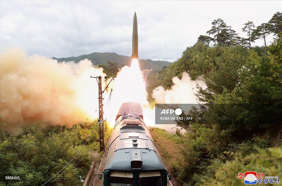 Hệ thống tên lửa phóng từ tàu hỏa đóng vai trò như một phương tiện phản công hiệu quả có khả năng giáng đòn mạnh vào các lực lượng đặt ra mối đe dọa với Triều Tiên, tổng tham mưu trưởng quân đội Triều Tiên Pak Jong-chon, người giám sát vụ thử tên lửa cho hay.