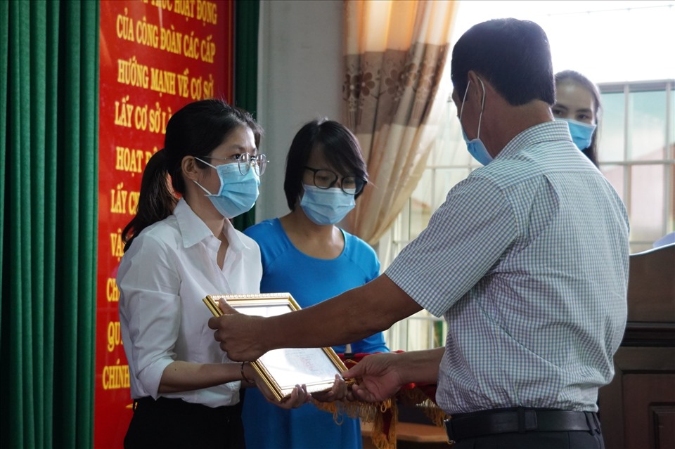 Trao học bổng cho em Mai Thị Hồng Trinh (huyện Đất Đỏ) - sinh viên năm 3 Trường ĐH Kinh tế - Luật TP.HCM. Ảnh: T.A