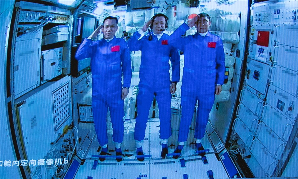 Ba phi hành gia Tang Hongbo, Nie Haisheng và Liu Boming (từ trái sang) trên module lõi Thiên Hà của trạm vũ trụ Thiên Cung. Ảnh: Xinhua