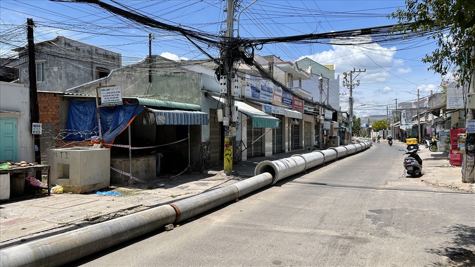 Dùng ống bê tông chặn trước một khu phong tỏa ở phường Bình Hưng. Ảnh: Phạm Duy