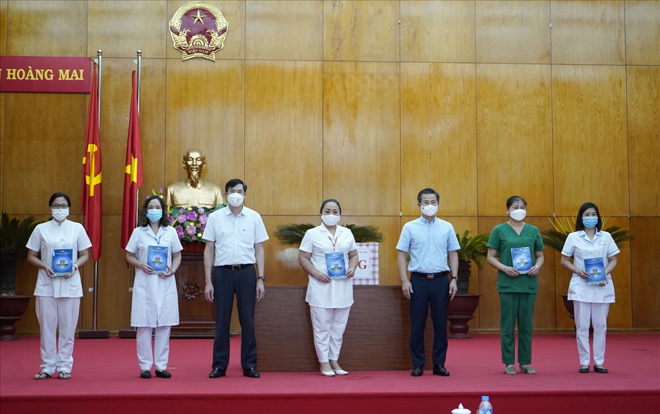 Đại diện các y, bác sĩ, nhân viên Trung tâm y tế quận Hoàng Mai nhận hỗ trợ, động viên từ lãnh đạo Liên đoàn Lao động thành phố Hà Nội. Ảnh: L.Nguyên