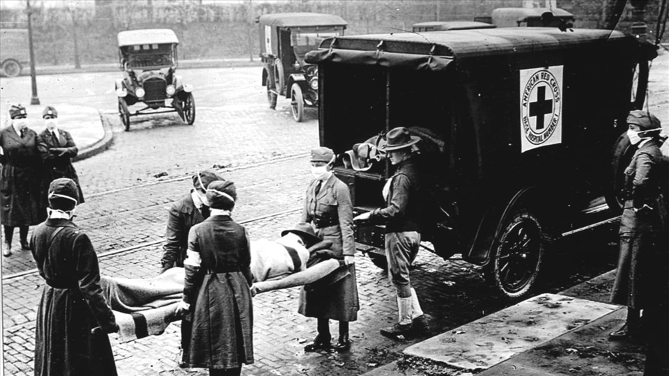 Lực lượng chữ thập đỏ vận chuyển người nhiễm virus cúm tại St. Louis, Mỹ, vào tháng 10.1918. Ảnh trong phim