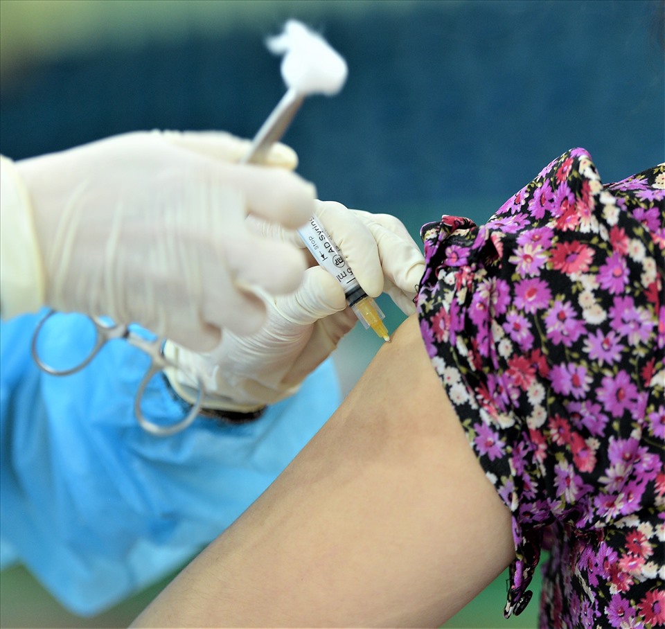 Tiêm vaccine cho người dân. Ảnh: Nguyễn Á
