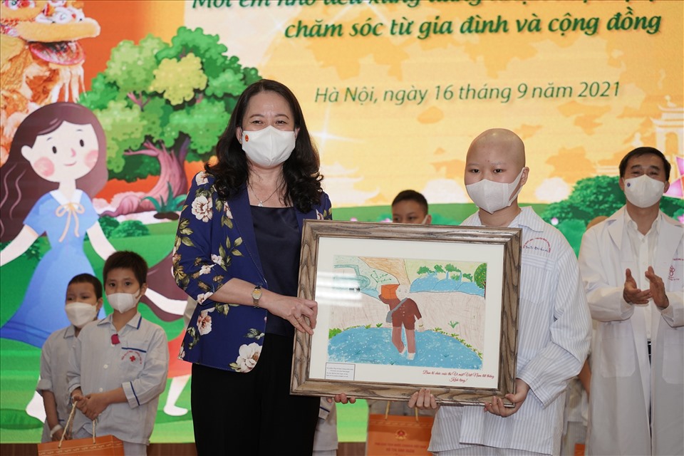 Đại diện bệnh nhi tặng bức tranh đến Phó Chủ tịch nước Võ Thị Ánh Xuân. Ảnh: BTC