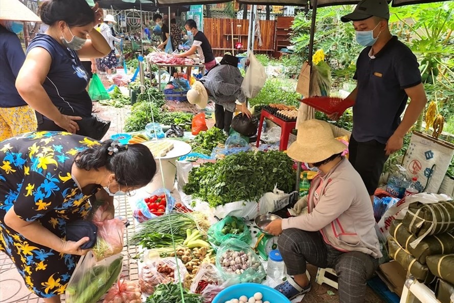 Sau thời gian dài thực hiện giãn cách xã hội, giá thực phẩm, rau xanh tại Hà Nội nhiều loại giảm mạnh.  Ảnh: Vũ Long