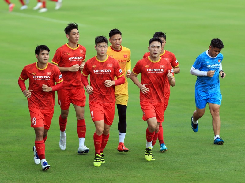 Đội  tuyển Việt Nam trở lại tập luyện chuẩn bị cho trận đấu với đội tuyển Trung Quốc và Oman. Ảnh: VFF