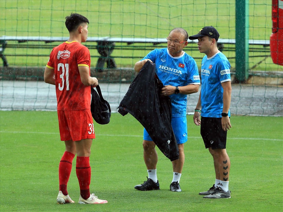 Cơn mưa dày hạt bất chợt chào đón sự trở lại của đội tuyển trước buổi tập. Tuy nhiên, mưa chỉ kéo dài ít phút nên cũng không ảnh hưởng đến kế hoạch của thầy trò ông Park Hang-seo. Ảnh: VFF