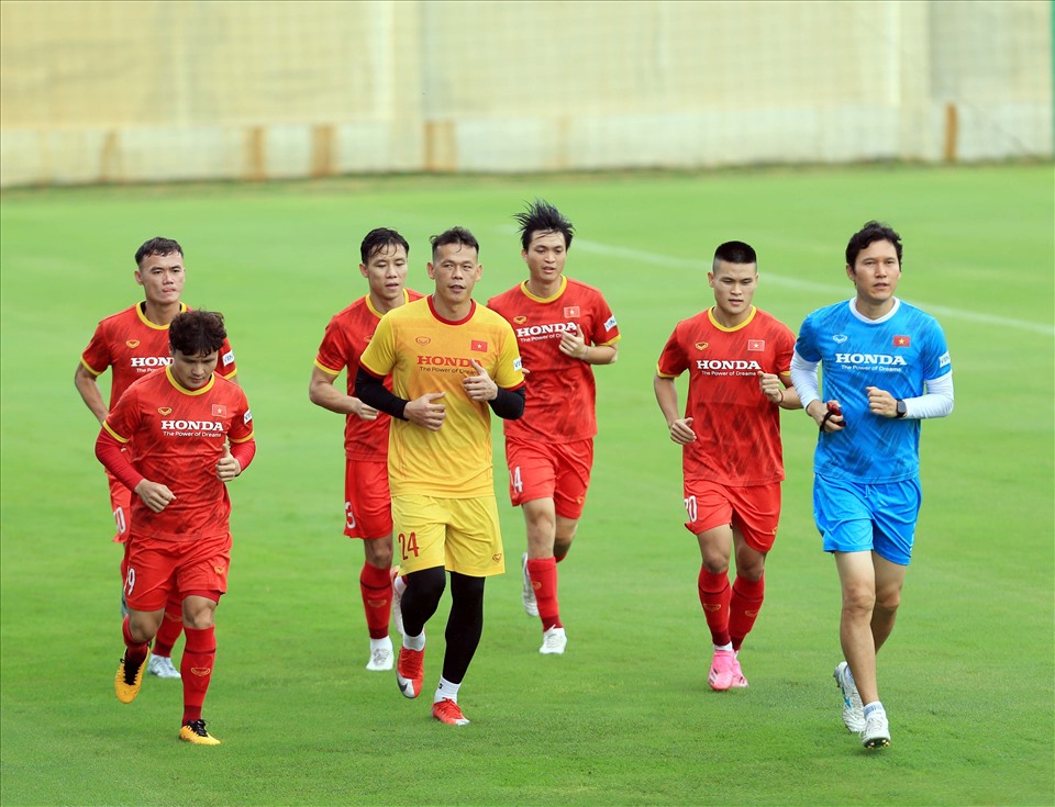 Sau một tuần tạm nghỉ để tái tạo năng lượng, chiều 16.9, đội tuyển Việt Nam đã trở lại sân tập để chuẩn bị cho 2 trận đấu kế tiếp trên sân khách trong khuôn khổ Vòng loại thứ 3 FIFA World Cup 2022 khu vực châu Á, gặp tuyển Trung Quốc và Oman. Ảnh: VFF