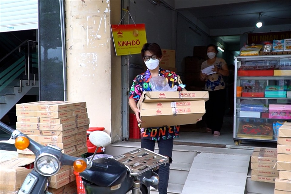 Anh Huỳnh Văn Nam (29 tuổi, quận Ninh Kiều) nói, thành phố đang trong thời gian áp dụng Chỉ thị 16 và việc di chuyển khó khăn nên anh đặt mua bánh trung thu trên trang thương mại điện tử vừa tiện lợi lại đảm bảo không tập trung đông người.