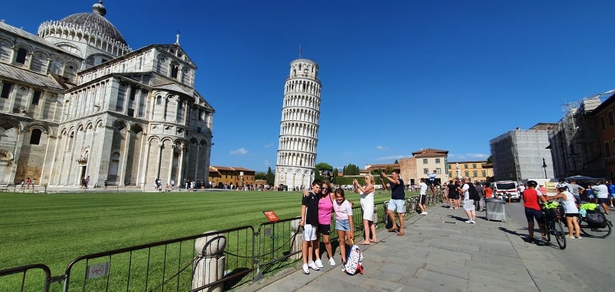 Chuyến du lịch của anh Vinh cùng những người bạn tới tham quan tháp nghiêng Pisa ở Italia. Ảnh NVCC