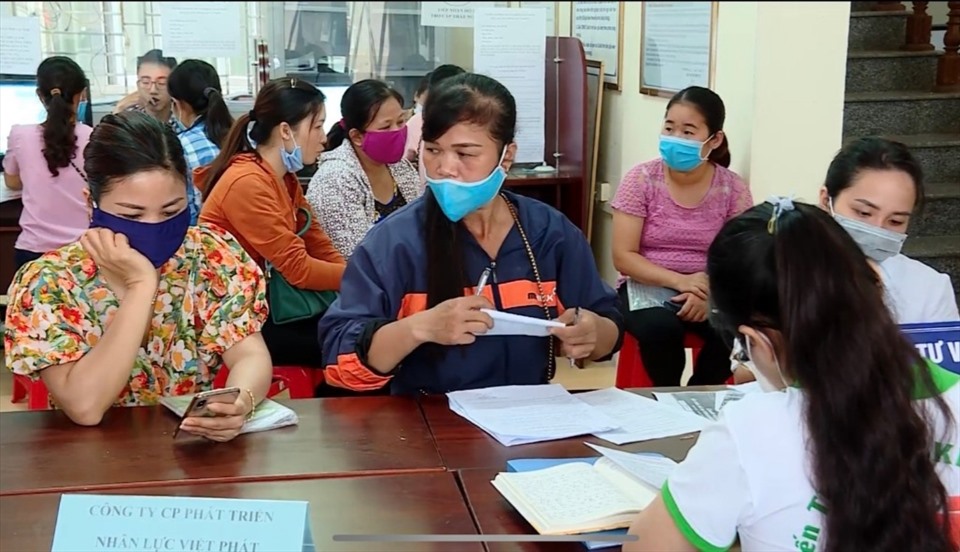 Nhiều lao động sau khi hoàn thành cách ly đã chủ động tìm đến Trung tâm giới thiệu việc làm tỉnh Ninh Bình để tìm kiếm việc làm mới. Ảnh: NT