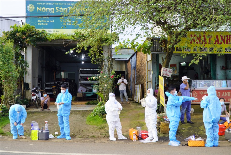 Lực lượng Y tế tỉnh Đắk Nông tiến hành truy vết ổ dịch COVID-19 ở huyện Đắk R'lấp. Ảnh:NĐ