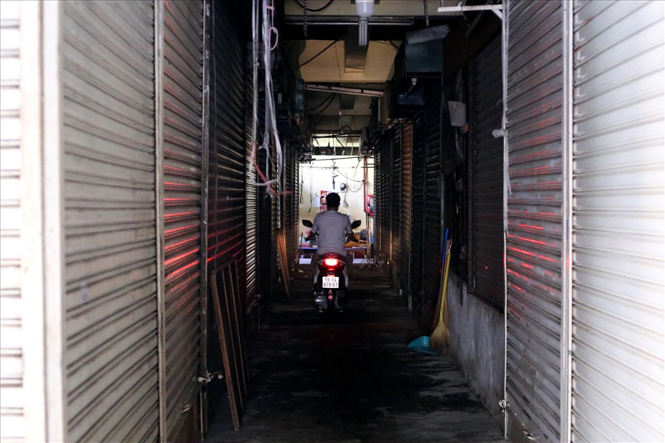 Các sạp kinh doanh tại chợ Tân Kiểng 2 (phường Tân Kiểng) vẫn “cửa đóng then cài“. Ảnh: Thanh Vũ