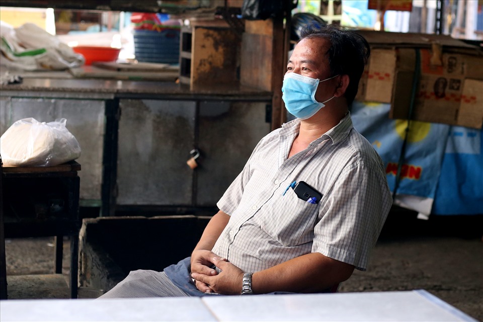 Ông Lê Văn Hùng (57 tuổi) cho biết vẫn chưa nhận được thông báo hoạt động trở lại từ ban quản lý chợ. Đã 3 tháng qua, sạp bún của ông Hùng phải đóng cửa. Bản thân ông cũng không có thu nhập trong chừng ấy thời gian. Ảnh: Thanh Vũ