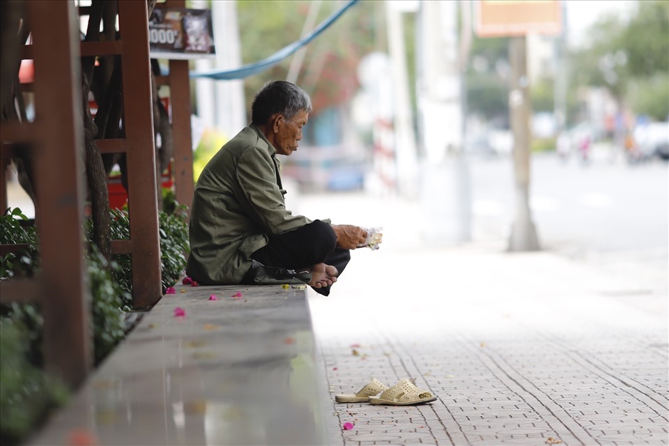 Bao số phận con người miền Trung đã từng gắng bó ít nhiều đến ga Nha Trang. Ảnh: Thu Cúc