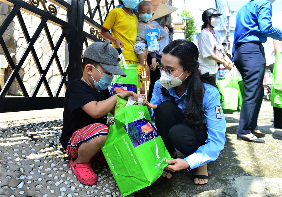 Tại khu vực nhà trọ hẻm 52 tổ 9, đường 100 Khu phố 1, phường Tân Phú đã trao tặng 40 phần quà trung thu (lồng đèn, bánh kẹo) và 10 bộ sách giáo khoa cho các em có hoàn cảnh khó khăn.