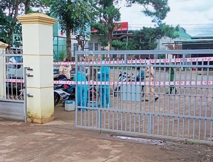 Lực lượng chức năng tạm thời phong tỏa trụ sở Công an xã Quảng Sơn tchờ kết quả xét nghiệm PCR. Ảnh:NDCC