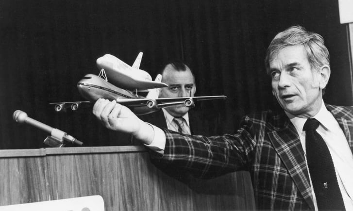 Cựu phi hành gia Deke Slayton, người quản lý chương trình Thử nghiệm bay trên quỹ đạo (OFT) của tàu con thoi, mô tả ba chuyến bay sắp diễn ra tại cuộc họp báo vào tháng 4.1977. Ảnh: NASA