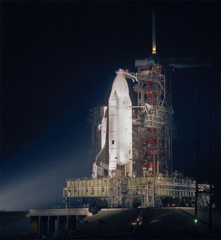 Tàu con thoi STS-2 vào tối ngày 11.11.1981. Đây là lần cuối cùng tàu con thoi được phóng với lớp sơn trắng bên ngoài.  Lớp sơn đã được loại bỏ cho các chuyến bay sau đó để tránh trọng lượng không cần thiết. Ảnh: NASA