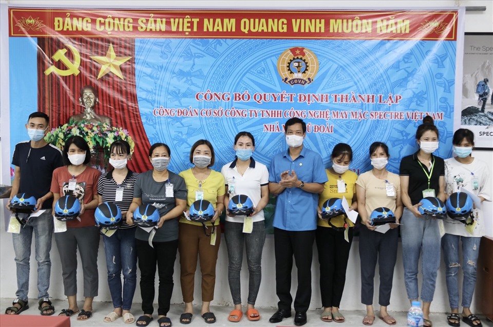 Phó chủ tịch Thường trực Nguyễn Thái Dương tặng mũ bảo hiểm cho những đoàn viên mới gia nhập tổ chức Công đoàn Việt Nam.Ảnh B.M