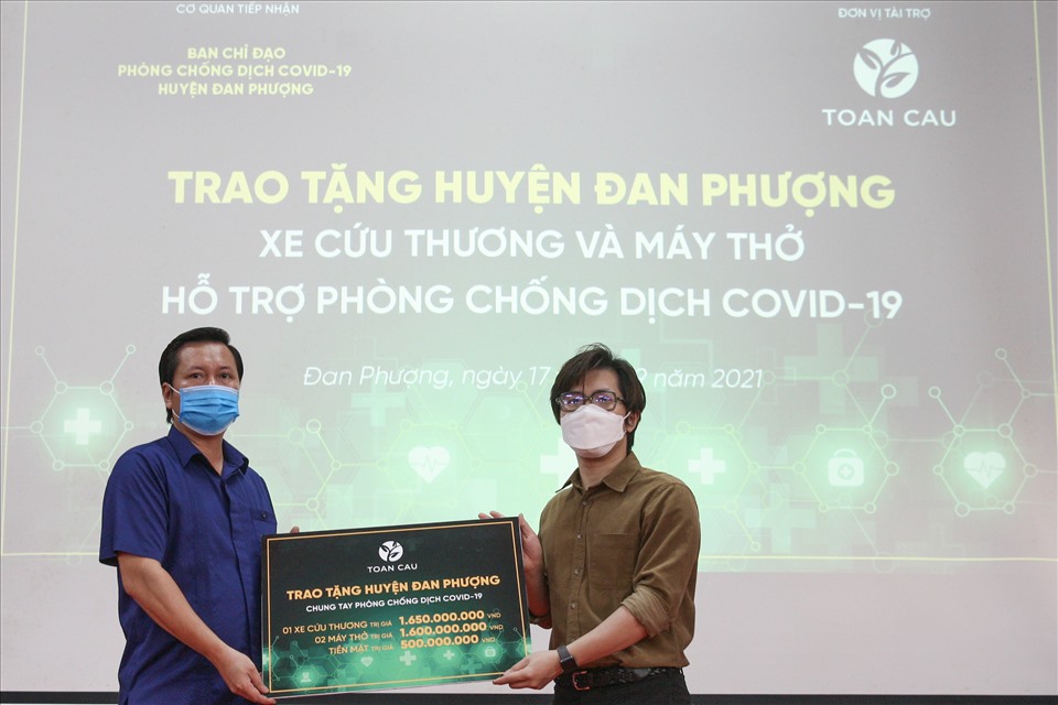 TGĐ Toàn Cầu JSC Nguyễn Minh Trí trao tặng huyện Đan Phượng trang thiết bị phòng chống dịch. Ảnh: Trịnh Thiện.