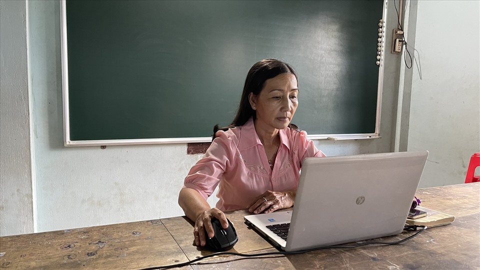 Giáo viên dạy online tại nhà cho học sinh THCS.