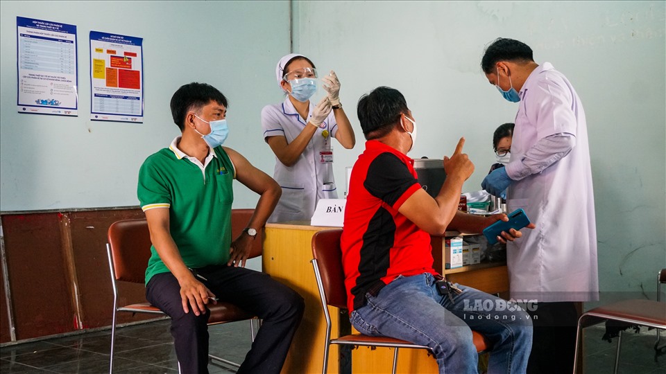 Tiêm vaccine cho người dân ở Cần Thơ. Ảnh: Tạ Quang.